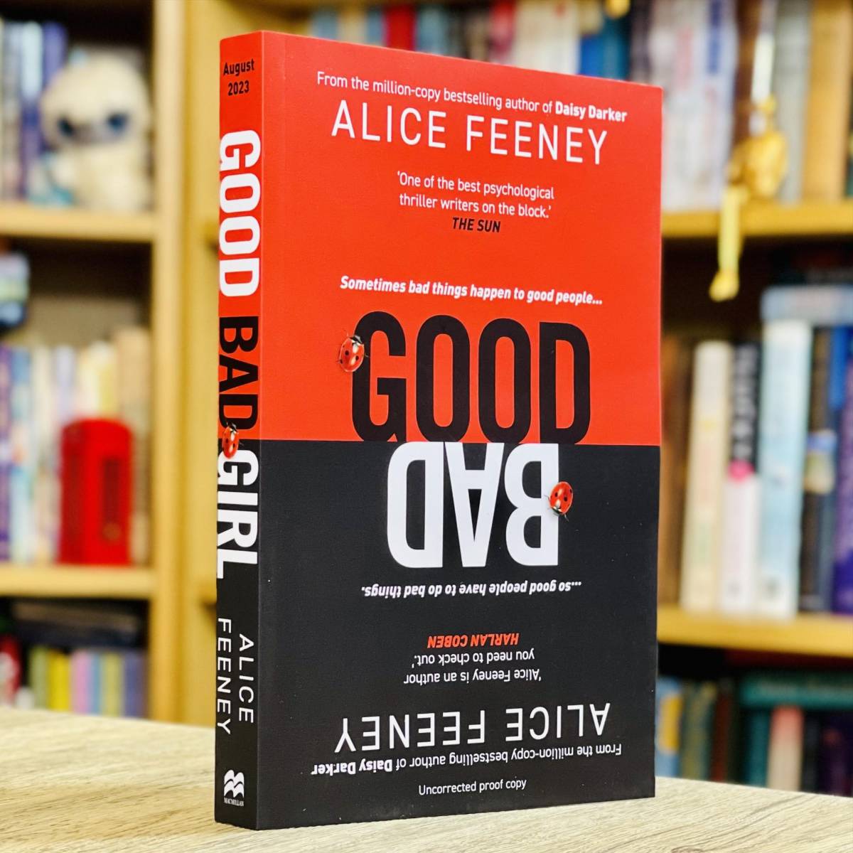 <b>GOOD BAD GIRL by ALICE FEENEY.</b> A veces a la gente buena le pasan cosas malas, por eso la gente buena tiene que hacer cosas malas. Alice Feeney regresa con otro misterio emocionante lleno de drama y sus sorpresas características. Veinte años después de que le roban a un bebé de un cochecito, una mujer es asesinada en una residencia de ancianos. Los dos crímenes están relacionados de alguna manera y una chica buena y mala puede ser la clave para descubrir la verdad.