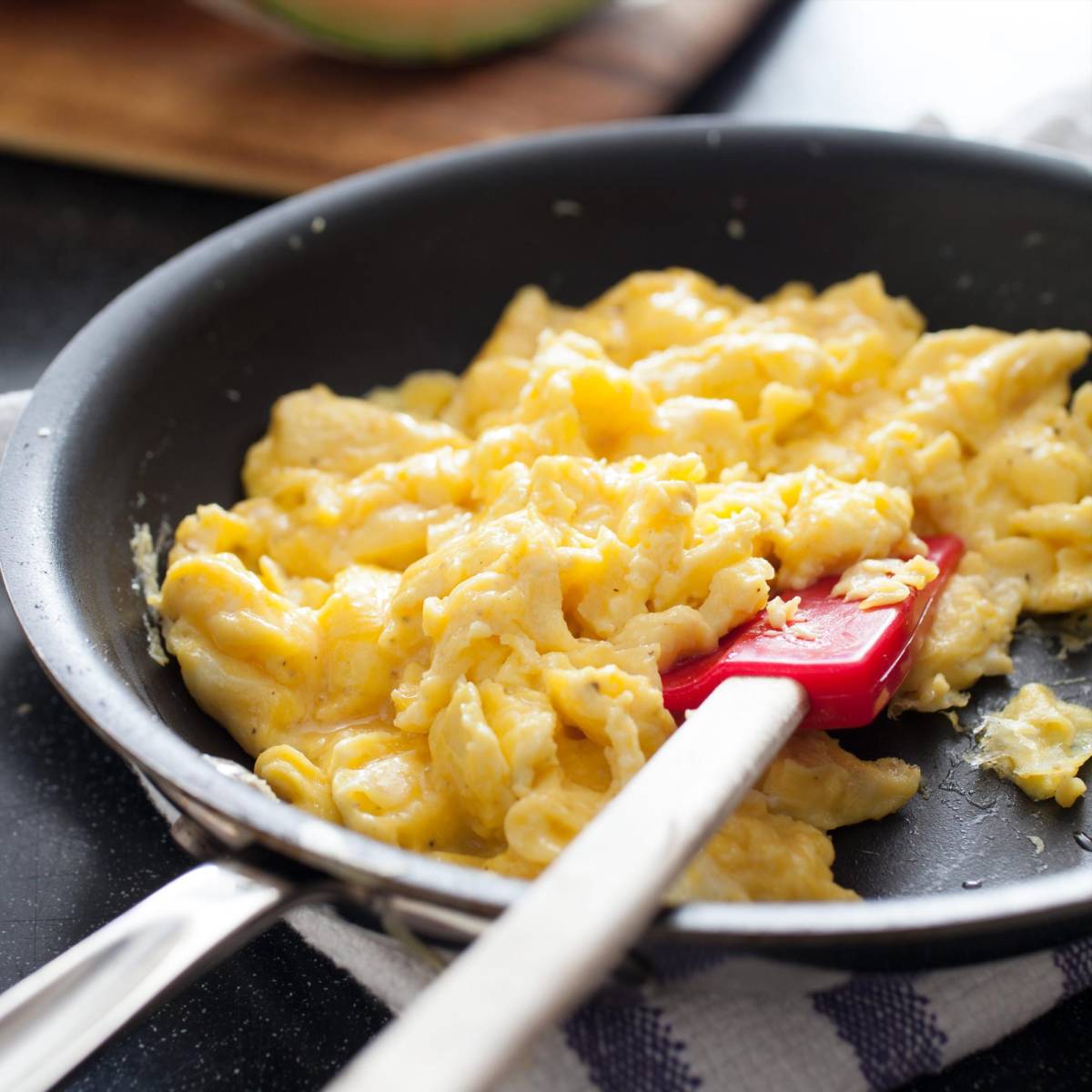 Huevos revueltos. Hacer huevos revueltos cremosos requiere paciencia. Debe tener el calor adecuado para que no se vuelvan gomosos, y no desea revolverlos demasiado pronto para mantener una cuajada grande. Batir los huevos en un tazón grande con sal y pimienta. Derrita la mantequilla en una sartén antiadherente a fuego medio. Deja que los huevos se cocinen sin tocarlos durante 1 minuto. Luego, con una espátula, revuelva lentamente durante 2-3 hasta que se formen grumos gruesos y los huevos aún estén húmedos.