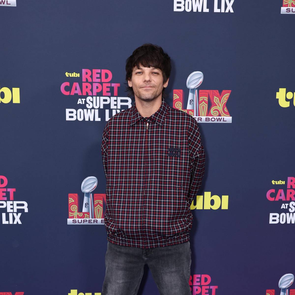 <b>Louis Tomlinson</b>: El exintegrante de One Direction asistió al Super Bowl y fue visto en la alfombra roja previa al juego.