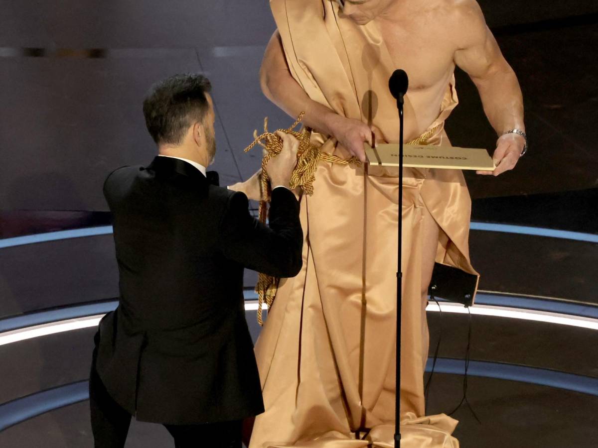 El anfitrión Jimmy Kimmel y John Cena minutos antes de entregar el Oscar a Mejor Vestuario, que recayó en <i>Poor Things</i>