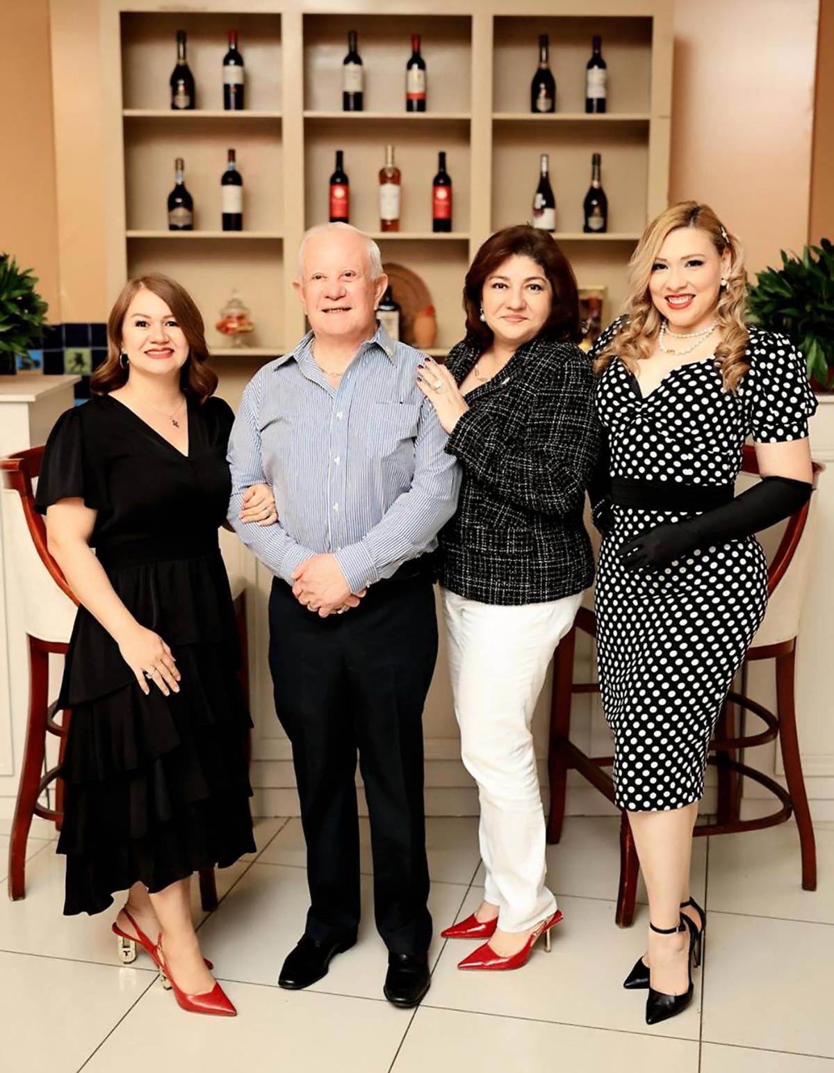 Brindis por el cumpleaños de Roger Valladares