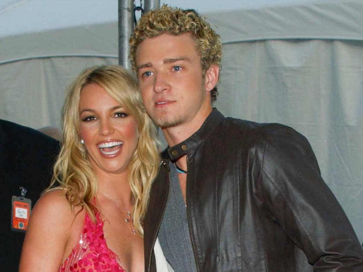 Britney Spears con Justin Timberlake en los American Music Awards en 2002 (Photo by Chris Delmas / AFP)