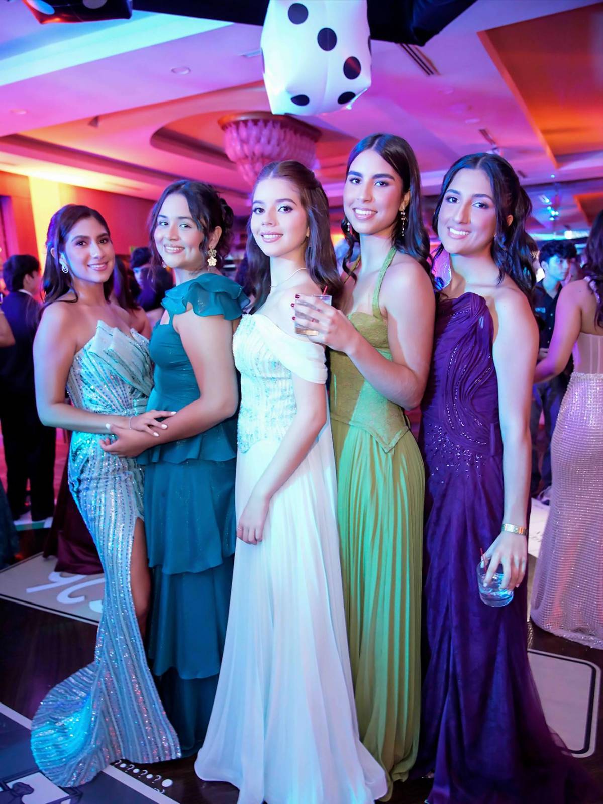 La clase 2026 de la Escuela Internacional Sampedrana vivió una noche cargada de emoción durante su esperada Prom Night, una celebración que marcó el cierre de su etapa escolar y el inicio de nuevos sueños universitarios. Los 130 seniors se dieron cita en el salón Palestina del Club Hondureño Árabe, escenario que se transformó en un vibrante universo inspirado en el icónico juego Monopoly, donde cada detalle fue pensado para convertir la velada en un recuerdo inolvidable. Entre glamour, música y una atmósfera llena de alegría, los futuros universitarios desfilaron por la red carpet luciendo sofisticados atuendos formales, mientras compartían una de las noches más especiales de su generación. En la foto: Noor Bendeck, Ivanna García, Sara Castillo, Carla Cordova y Fiorella Inestroza.