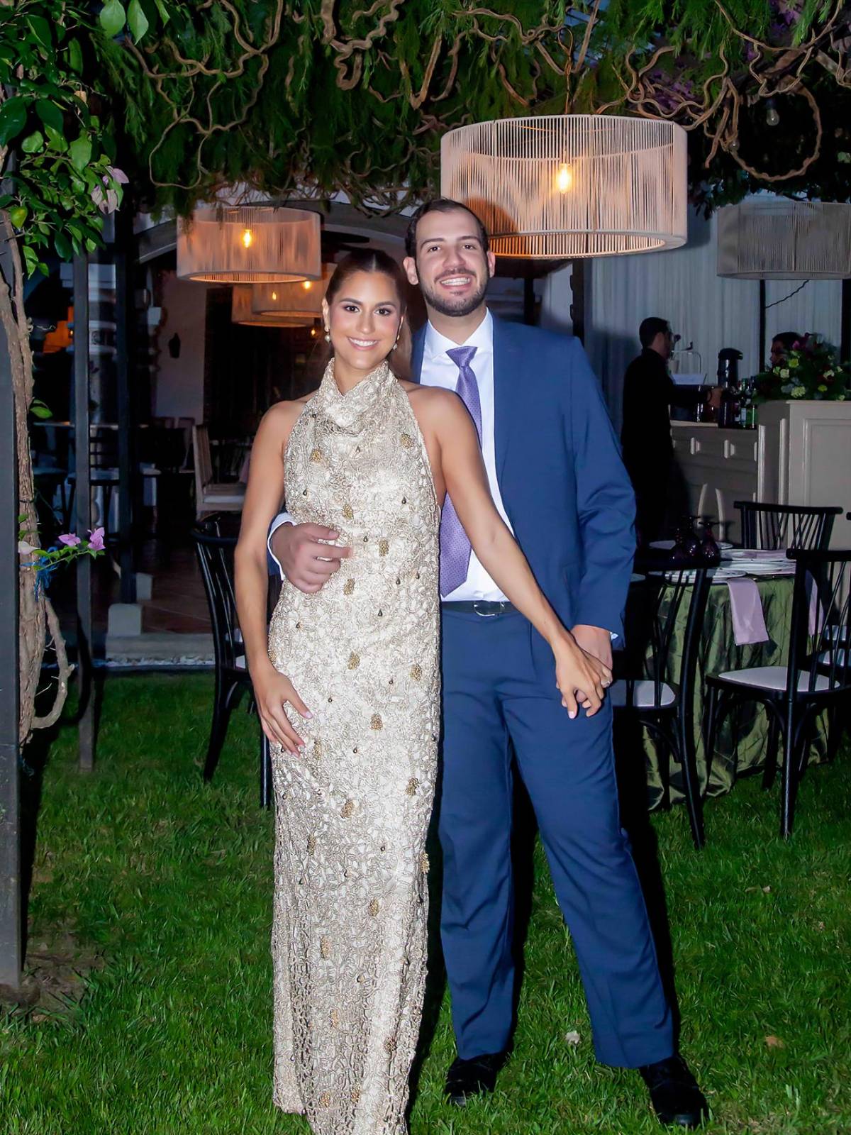 Carlos Simán y Marcela Andonie sellaron oficialmente su historia de amor. La pareja celebró su boda civil en una íntima y elegante recepción, donde la alegría por este nuevo comienzo fue compartida por familiares y amistades cercanas, en un entorno cuidadosamente diseñado para honrar la importancia del momento y la felicidad de los nuevos esposos.