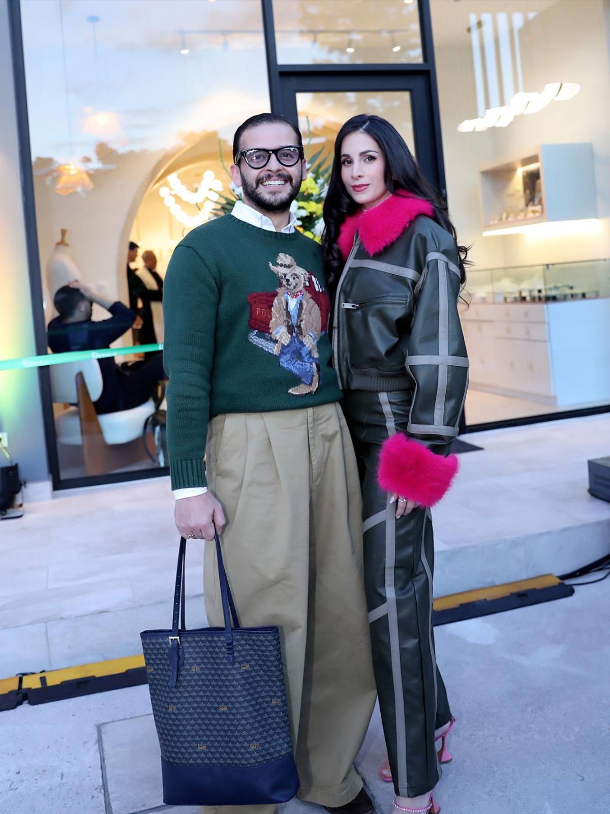 Así se vivió la inauguración de Vía Palmira, la nueva plaza ubicada en la colonia Palmira, que abrió oficialmente sus puertas con una propuesta comercial diversa. El espacio presentó una selección de locales como The Golden Pig Coffeeshop, Pescadores, Sofía Sofía Designer Jewelry y Pulpa Hi-Fi Sound Bar, entre otros. Durante el acto inaugural, invitados especiales se reunieron para conocer la plaza, mientras un sacerdote realizó la bendición del lugar, marcando el inicio de esta nueva oferta gastronómica, comercial y de entretenimiento en la zona.