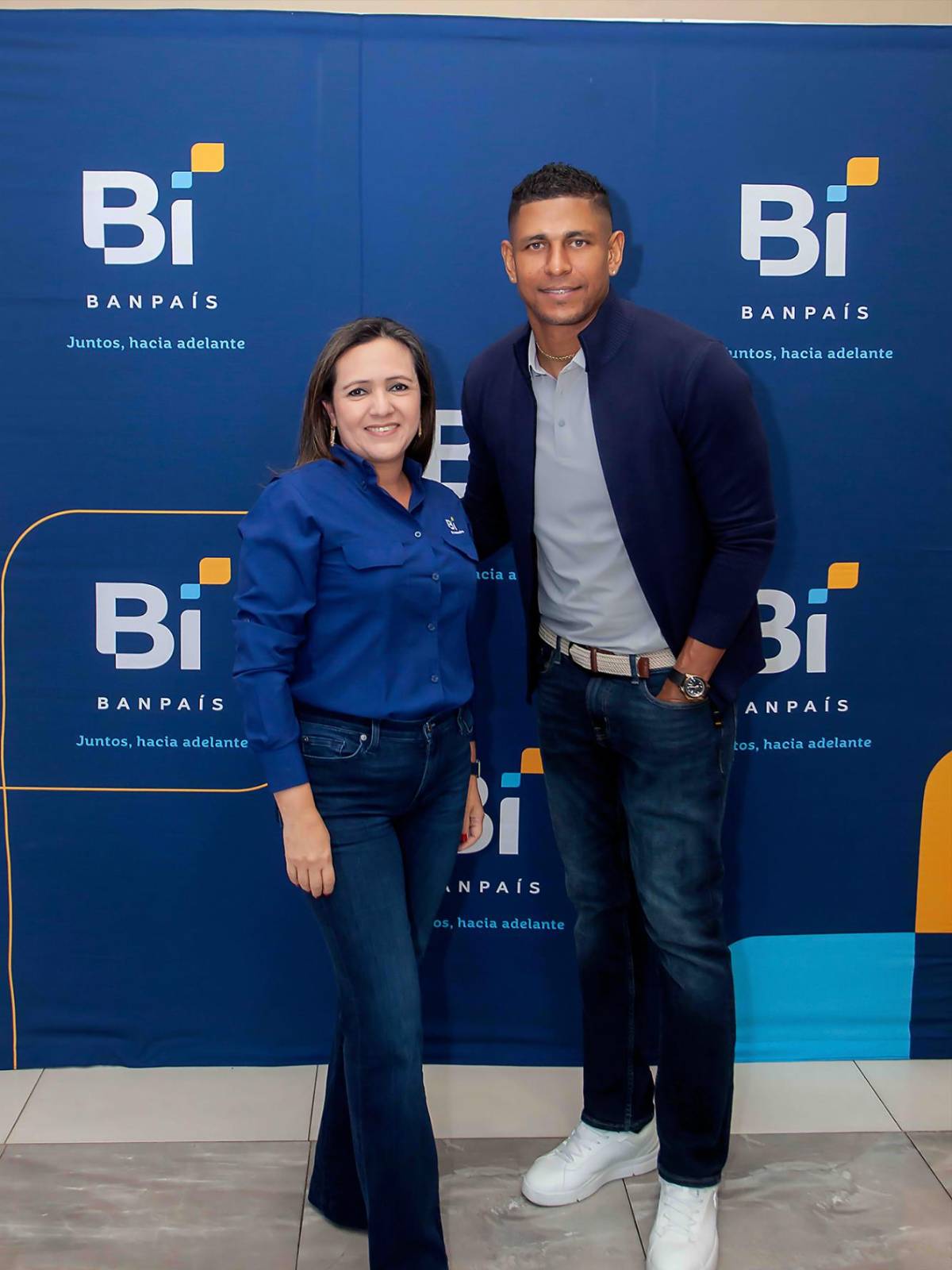Lic. Victoria Franco, Gerente Comercial y de Estrategia de Medios de Pago de BanpaÍs y el ex-mundialista Carlos Costly