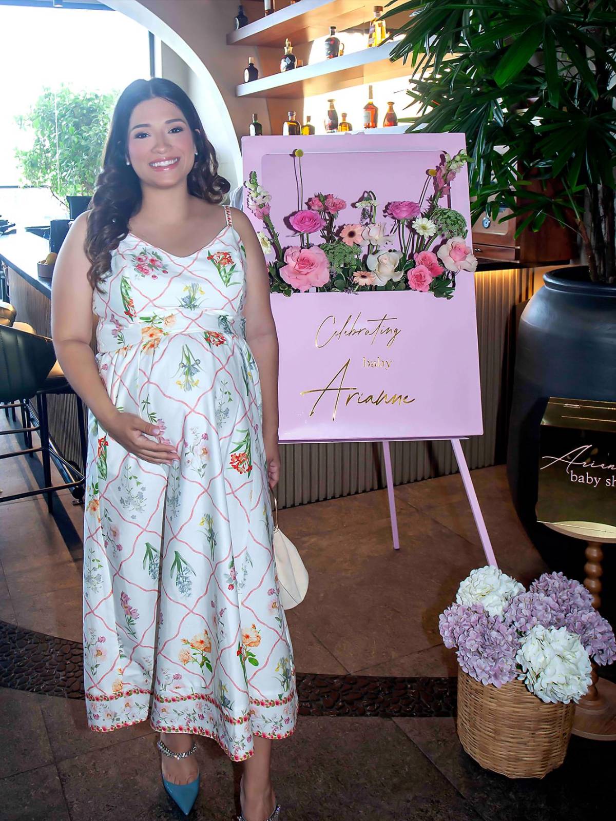 La familia de Kevin Gustavo McCarthy y Ana María Bados vive días de alegría con la próxima llegada de su segunda hija, Arianne. Para festejar este especial momento, organizaron un encantador encuentro en un ambiente lleno de detalles florales, cariño y cercanía, donde las invitadas compartieron la emoción de la dulce espera. En la foto: La homenajeada Ana María Bados de McCarthy