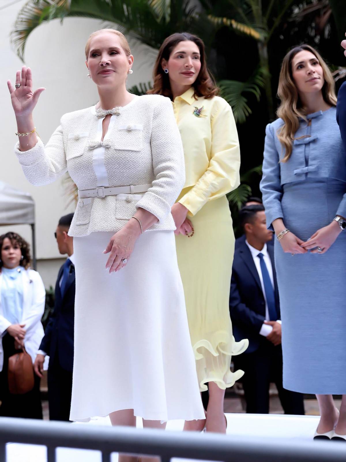 Para la toma de posesión, la primera dama Lissette Asfura apostó por un total white look con chaqueta de punto, discreto, elegante y atemporal. Junto a ella, sus hijas, Monique y Stephanie Asfura