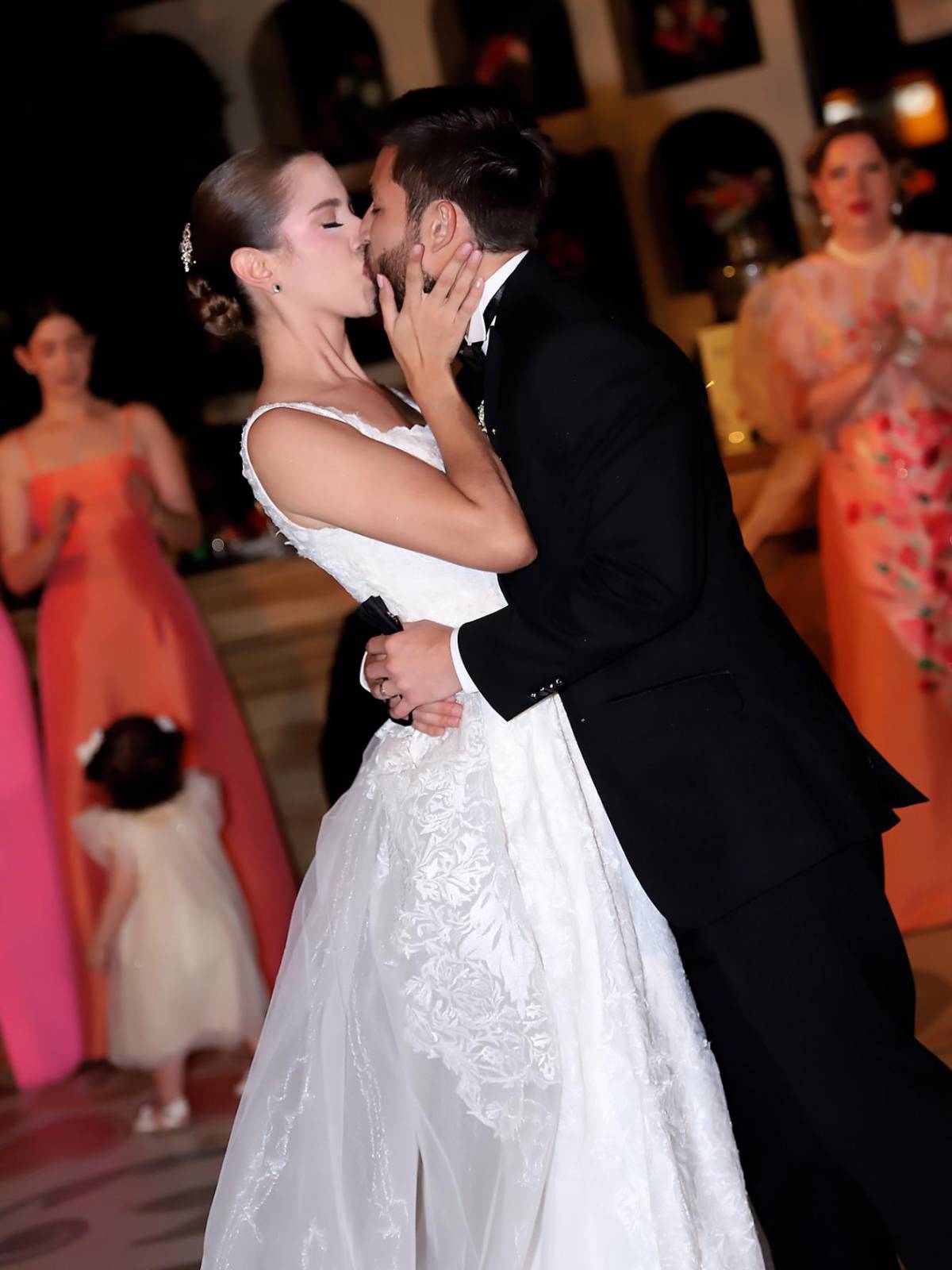 Tras una emotiva ceremonia religiosa, Victoria Villeda y Giampiero Infantozzi celebraron su unión con una elegante y alegre recepción en Hacienda El Trapiche, donde familiares y amigos compartieron una noche llena de brindis, música y momentos especiales.