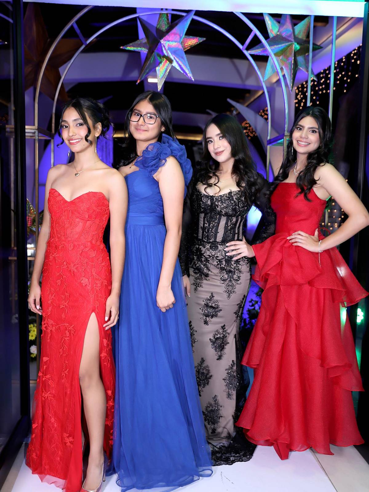 La promoción 2025 del Instituto Salesiano San Miguel vivió una noche inolvidable durante la celebración de su prom, realizada en el Club del BCIE. Vestidos con sofisticados vestidos y trajes de gala, los jóvenes dieron inicio a una velada cargada de emoción, elegancia y alegría, marcando el final de su etapa colegial.