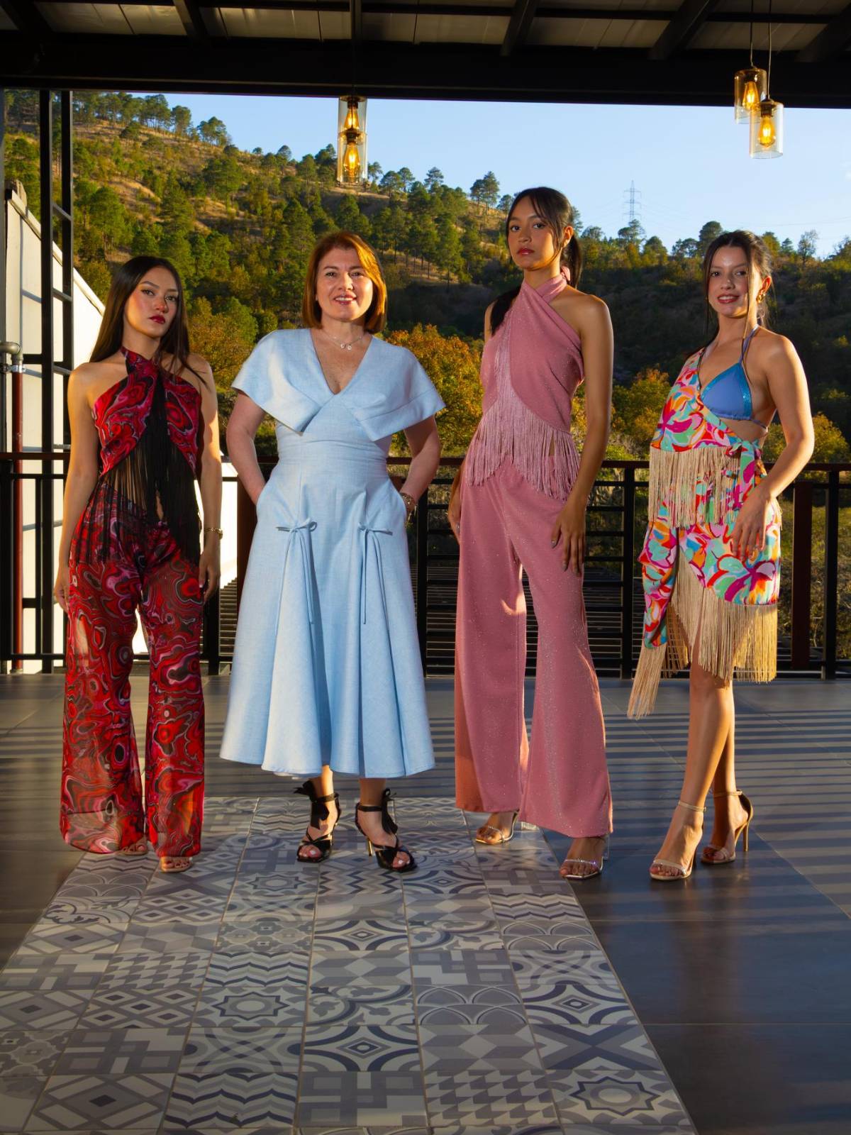 Próspera y Distrito El Camino presentaron el evento “Distrito Runway”, una pasarela que reunió talento y creatividad en un mismo escenario. Los diseñadores Gladys González con su marca Glamo, Luis Flores con Arena Rosa y María José Amaya con MJ Amaya protagonizaron el Fashion Runway, elevando sus propuestas con las piezas de ecojoyería de Celina Brizuela, que aportaron un sello distintivo y un enfoque sostenible a cada look. Fotos: José Mario Castillo