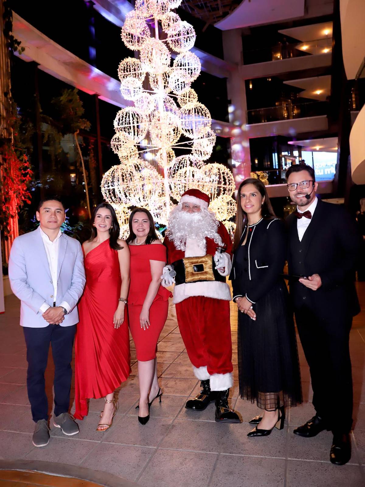 Banco Atlántida y La Galería inauguran la Navidad con un mágico encendido del árbol