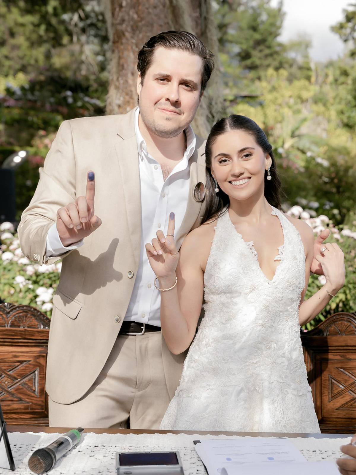 Rodeados por la belleza natural de una histórica finca cafetalera en Boquete, Panamá, Johannes Müller y Ruth Panayotti sellaron su amor en una emotiva ceremonia civil. Familiares y amigos llegados de distintos países fueron testigos de ese momento que marcó el inicio de una nueva etapa, cuya historia de amor comenzó durante sus años universitarios en Texas y se fortaleció a lo largo de casi seis años de noviazgo.