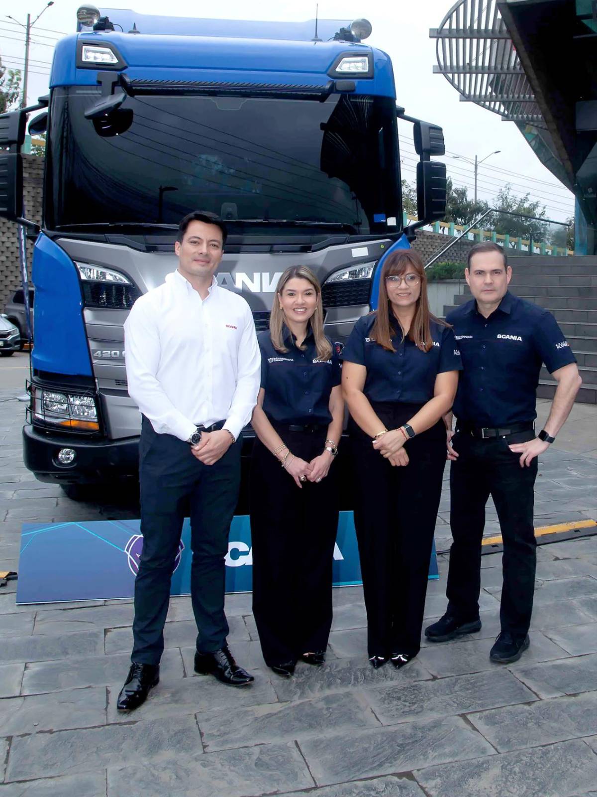 John Montoya, Gerente Representante de Scania, Andrea Pineda, Gerente deVentas Autos, Wendy Martínez, Gerente de Ventas Industrial y Alan Flores, CEO Grupo Flores