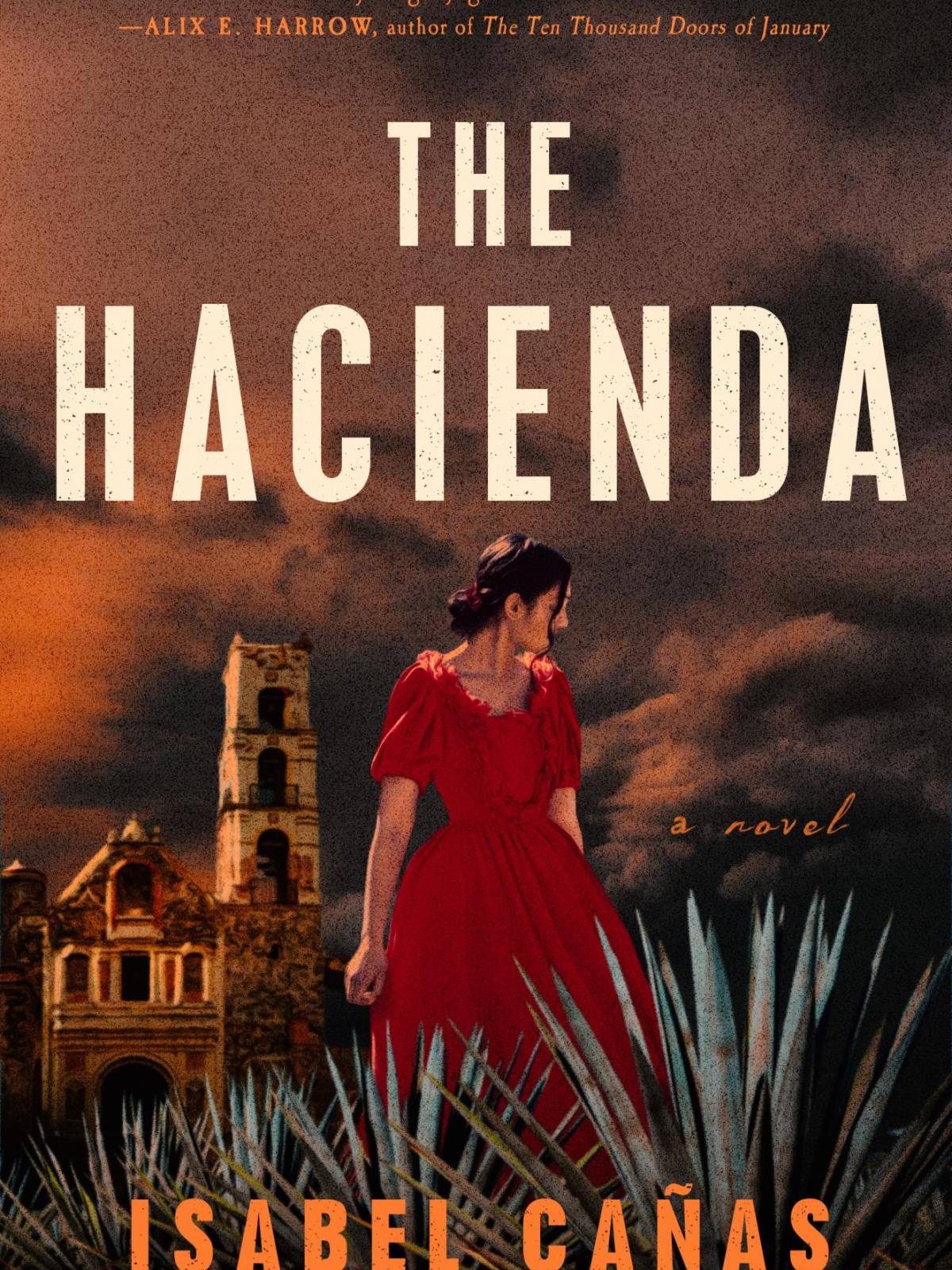 <b>La hacienda de Isabel Cañas (Terror)</b>El padre de Beatriz murió injustamente ajusticiado por alta traición y su hogar fue destruido. Cuando el atractivo Rodolfo Solórzano pide su mano, Beatriz decide ignorar los rumores que envuelven la muerte de su primera mujer y acepta sin dudarlo, convencida de que la seguridad económica y la posibilidad de alejarse de la ciudad y viajar hasta su rica hacienda en el campo, le harán olvidar la tragedia que ha vivido su familia.Pero la hacienda de San Isidro no es exactamente el refugio que había imaginado y cuando Rodolfo regresa a la capital y la deja sola en esa mansión aislada, las visiones y las voces empiezan a envolver a Beatriz, su sueño, su espacio, su vida.¿Qué ocurrió realmente con la primera señora Solórzano? ¿Por qué la hermana de Rodolfo, Juana, se ríe de los miedos de Beatriz pero actúa de una manera tan extraña por la noche? Lo único de lo que Beatriz está segura es de que algo ocurre en la hacienda de San Isidro y que solo ella puede salvarse.