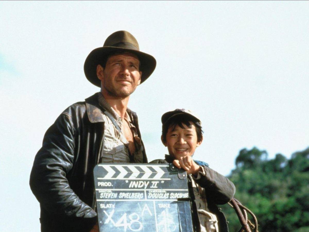 Harrison Ford con Jonathan Ke Quan durante la grabación de Indiana Jones y el Templo de la Perdición (1984)