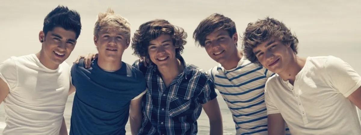 El grupo quedó en tercer lugar en la competencia, sin embargo, firmó un contrato discográfico y rápidamente ascendió a la fama mundial. Su sencillo debut, “What Makes You Beautiful”, marcó el inicio de un fenómeno global que llevó a la banda a lo más alto de las listas de éxitos en todo el mundo. 