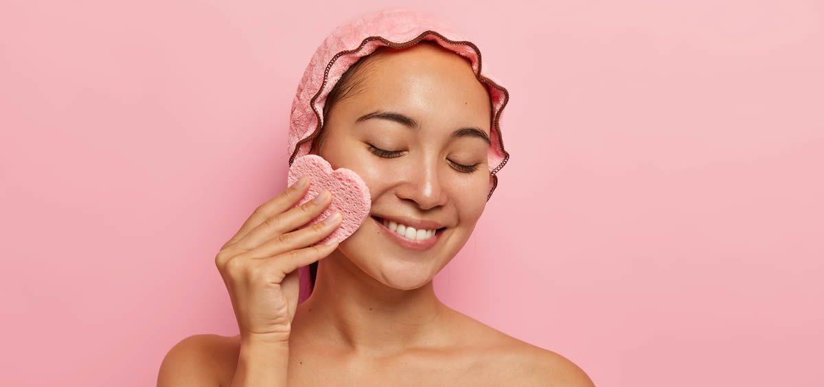 Limpia la piel.Mientras estás lavando tu rostro asegúrate que el jabón, espuma limpiadora o cleanser que utilices sea neutro: lo queremos evitar es más grasa. Lee las instrucciones y cerciórate que sea a base de agua para que pueda quitar cualquier excedente del aceite.