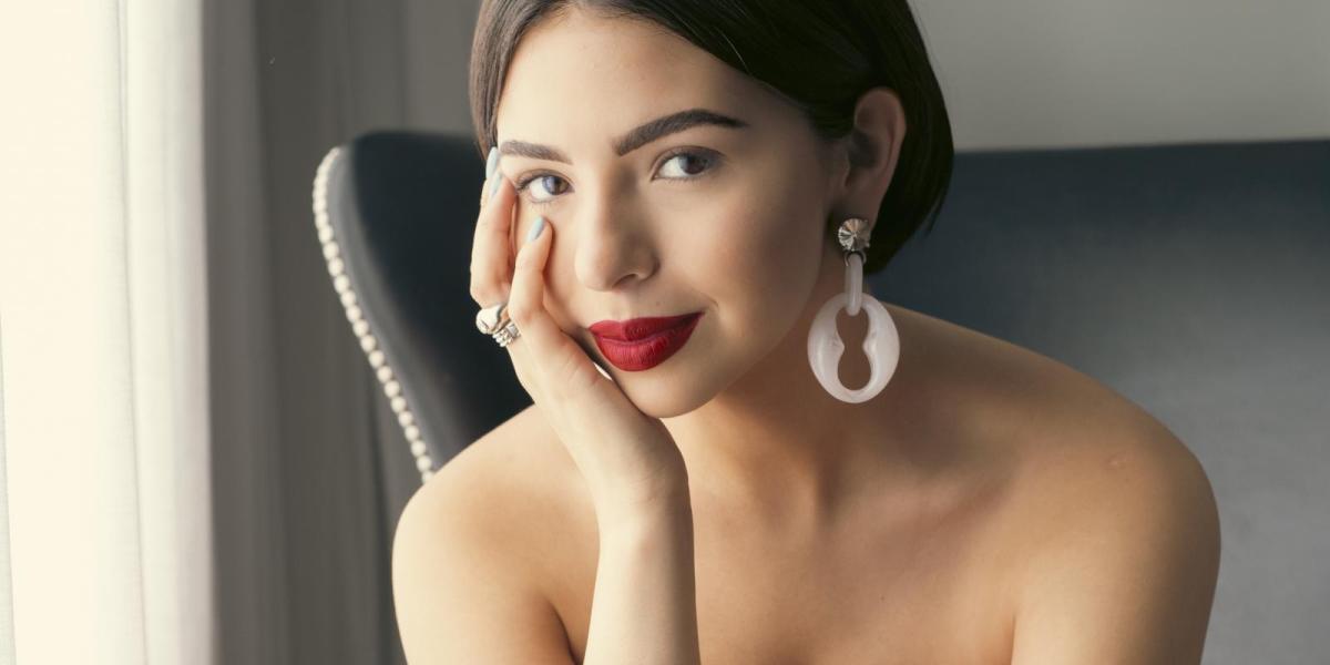 Un día antes de confirmar su relación con el cantante Christian Nodal, la talentosa intérprete Ángela Aguilar fue homenajeada en los Billboard Mujeres Latinas en la Música 2024. Este reconocimiento consolidó aún más su estatus en el mundo de la música latina. A sus 20 años, Ángela ha logrado convertirse en una figura emblemática de la industria, siguiendo los pasos de su ilustre familia.