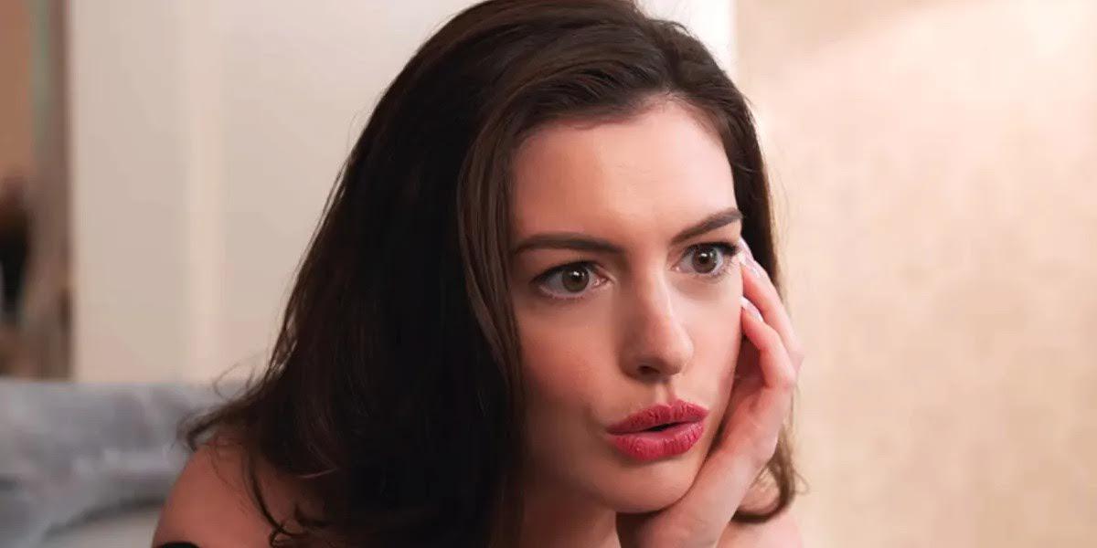La película explora una relación en desarrollo entre una madre divorciada y un músico que se conocen en un festival de música, iniciando un romance desafiante que enfrentará numerosos obstáculos, especialmente porque el personaje de Anne Hathaway, Sophie, es una mujer divorciada de 40 años, mientras que Hayes Campbell, interpretado por Galitzine, es un joven de 24 años.
