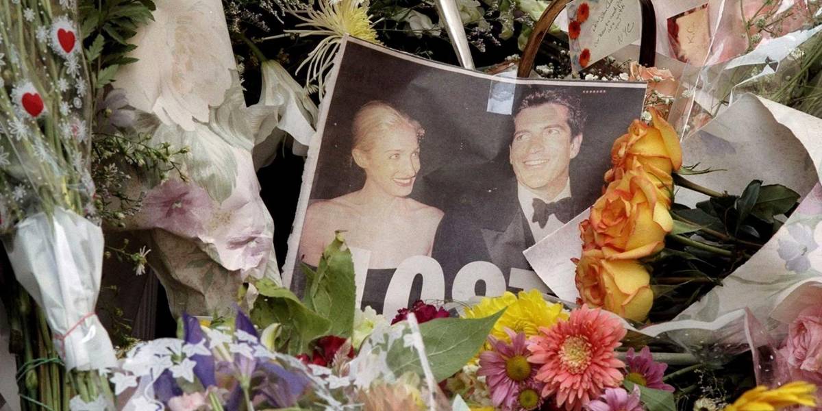 Un memorial de flores, tarjetas y fotografías fue colocado frente a la residencia de John F. Kennedy Jr. y su esposa Carolyn.