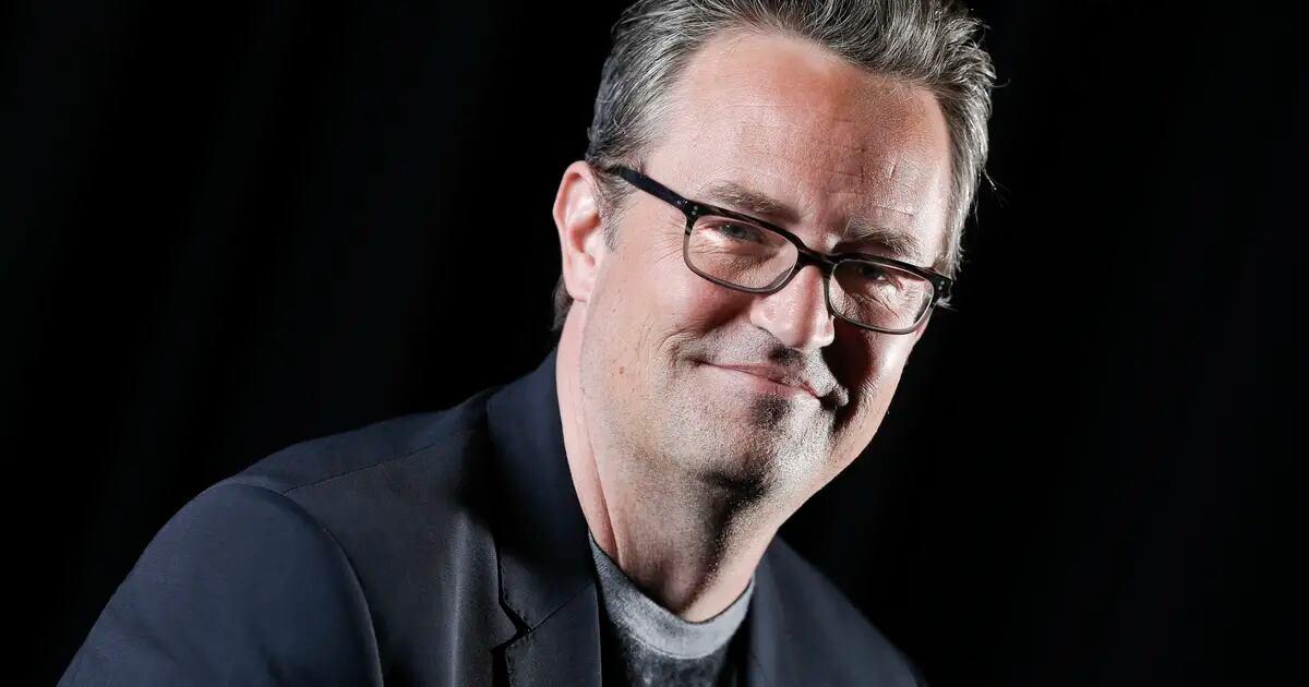 Lamentablemente, Matthew Perry, estrella de Friends, falleció debido a los efectos de la ketamina, una sustancia consumida tanto por sus supuestos beneficios terapéuticos como recreativos. Esta trágica conclusión, proporcionada por la Oficina del Forense de Los Ángeles, ha conmocionado profundamente a muchos en el año 2023.