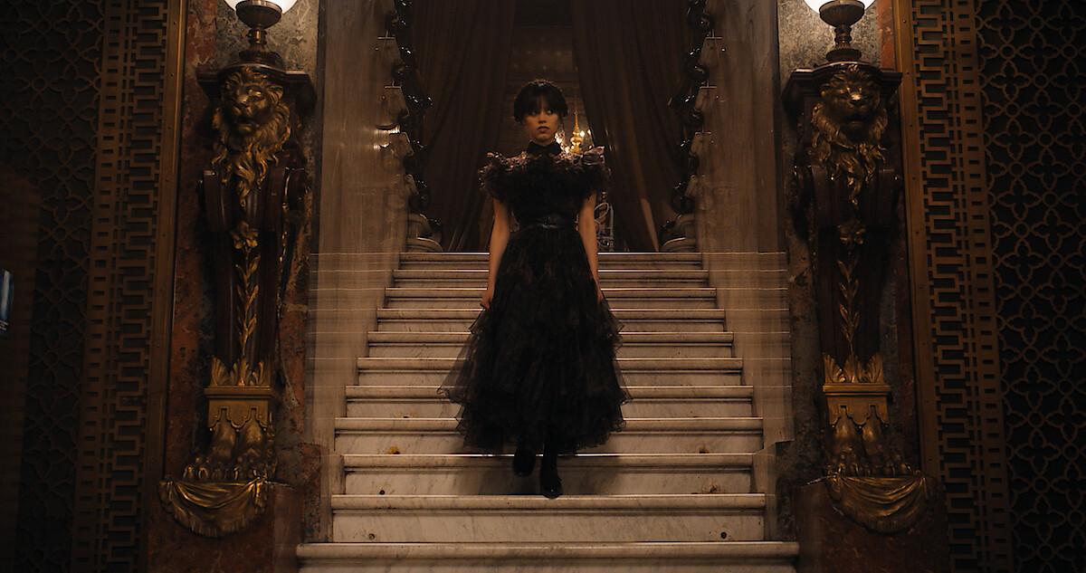 <b>Wednesday</b> es una serie spin-off de La familia Addams, concretamente sobre la hija mayor. La historia sigue a este icónico personaje durante los años como estudiante en Nevermore Academy y su curiosa relación con sus estudiantes. Allí, debe dominar su habilidad psíquica que ha ido descubriendo poco a poco, además de frustrar una monstruosa ola de asesinatos que ha aterrorizado al pueblo en el que vive y resolver el misterio sobrenatural que involucró a sus padres hace 25 años.