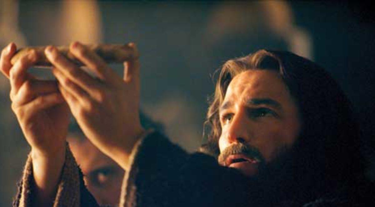 La pasión de CristoLa película dirigida por Mel Gibson narra la historia de la pasión de Jesús de Nazaret, basada en los evangelios canónicos. Desde su popularidad entre las masas hasta su crucifixión y resurrección, la cinta explora los detalles del sufrimiento de Jesús, desde los azotes hasta llevar la cruz en un camino lleno de dolor. Gibson optó por rodar la película en latín, arameo y hebreo, manteniendo la autenticidad lingüística original según su deseo.