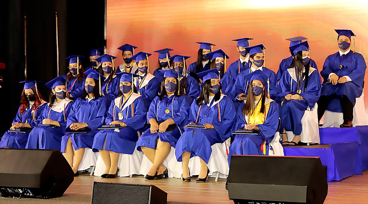 Los seniors de la IST durante la ceremonia de graduación