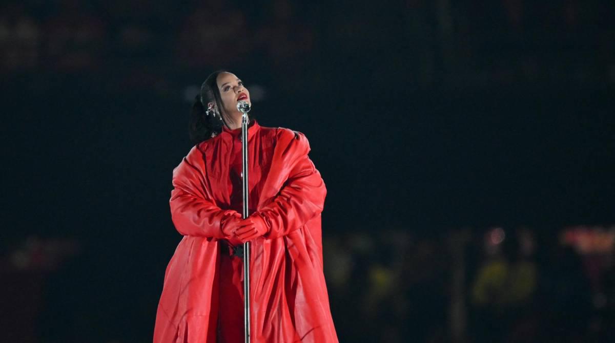 Dejando lo mejor para el final y nuevamente sobre la estructura futurista Rihanna interpretó UMBRELLA, canción que la colocó en el spotlight mundial.