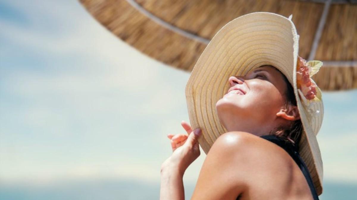 <b>Proteger tu piel no significa renunciar al estilo ni al glow del verano</b>. Solo necesitas algunos aliados clave y constancia. Este verano, tu piel te va a agradecer cada uno de estos cuidados... y lo mejor: te verás tan radiante como te sientes.