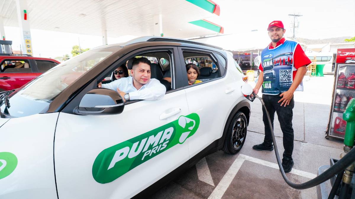 Jony Flores, ganador del segundo sorteo de la promoción, recibió su KIA Sonet en la estación Puma Nacaome, en Valle, como parte de la ruta de premios de Puma Energy.