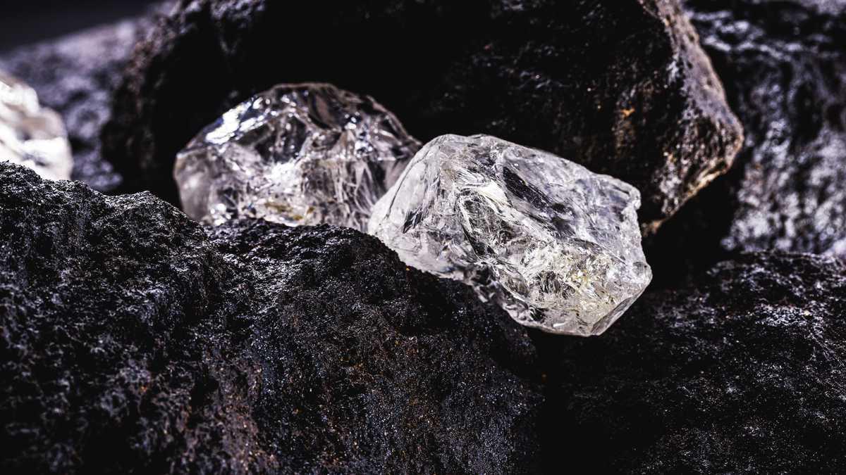 Abril – Diamante. Una de las mejores y más bellas gemas representa al mes de abril. El diamante es un símbolo de amor ya que los enamorados suelen proponer matrimonio con esta joya tan preciosa. Asimismo, está ligado a la fuerza y a la valentía. 