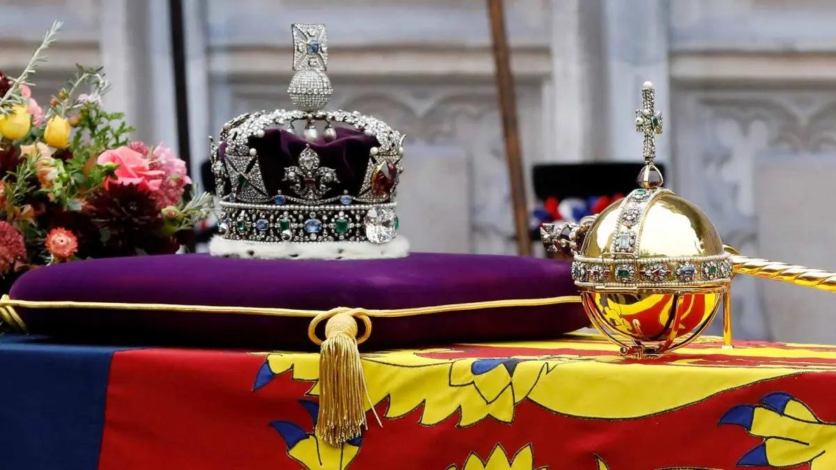 El globo, que se hizo para la coronación de Carlos II en 1661 y que acompañó el féretro de la reina durante su funeral, tiene incrustado 9 esmeraldas, 18 rubíes, 9 zafiros, 365 diamantes, 375 perlas, una amatista y una piedra de cristas.