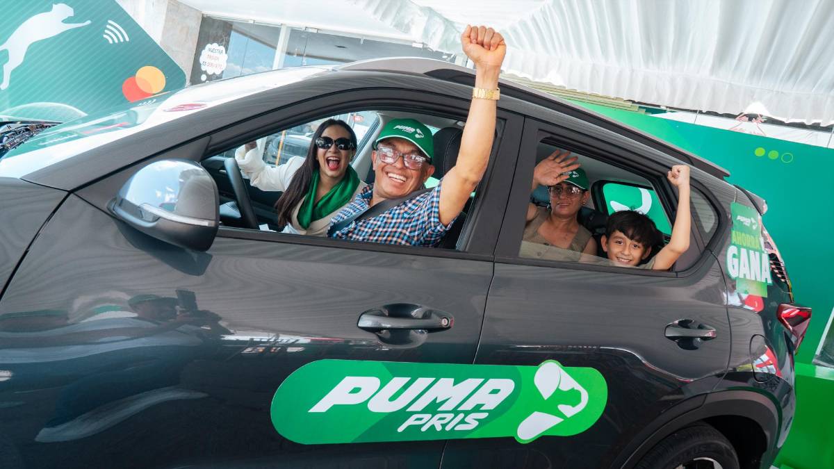 Raúl Maradiaga, ganador del quinto sorteo, recibió oficialmente su KIA Sonet en la estación Puma Panamericana, en Choluteca.
