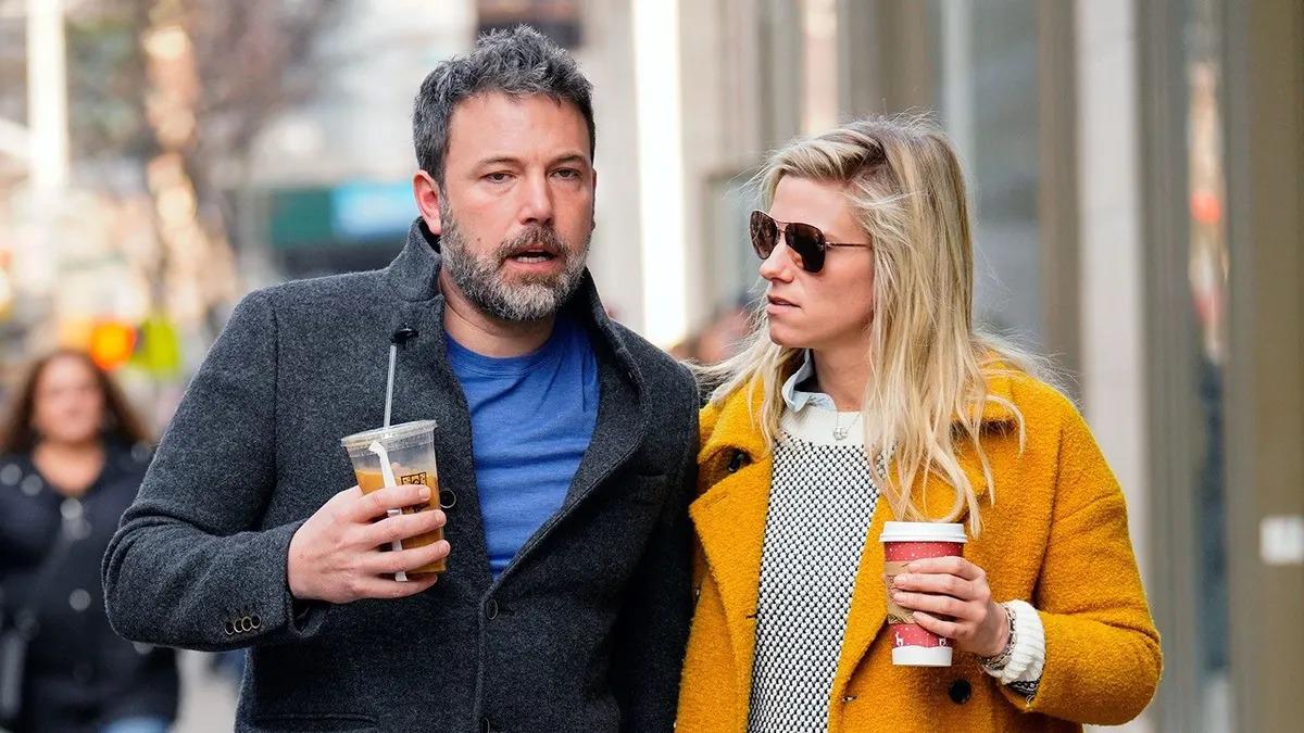 <b>Shauna Sexton (2018).</b> Después de su ruptura con Shookus, Ben tuvo una breve relación con la modelo y actriz. Aunque su relación no duró mucho, fue objeto de atención mediática debido a la diferencia de edad entre ellos y el momento complicado en la vida personal de Affleck, quien estaba lidiando con problemas de adicción en ese momento.
