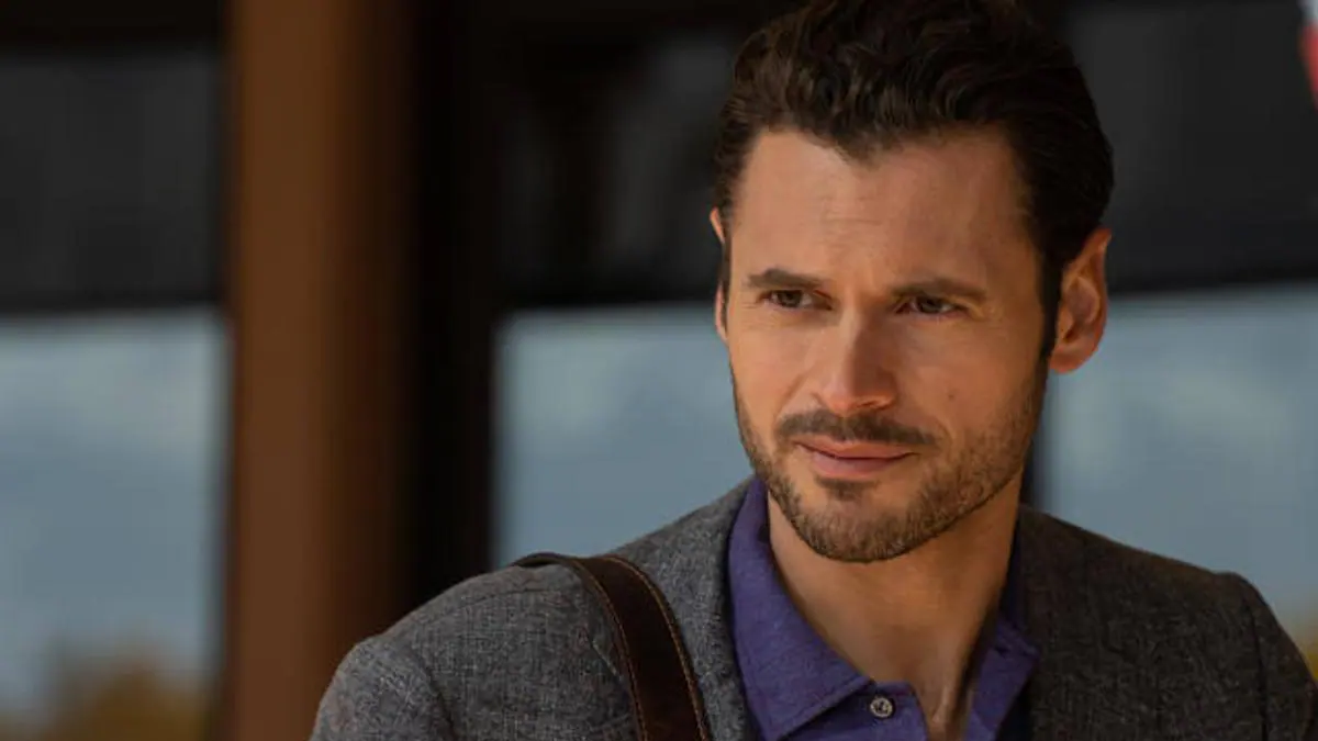 Adan Canto destacó al dar el salto de producciones mexicanas al mercado estadounidense, participando en series de televisión y películas. Su talento y carisma lo han distinguido en ambas industrias.