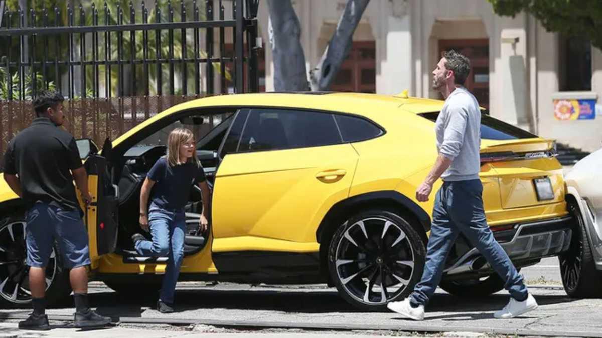 Descuido: hijo menor de Ben Affleck estrella un auto