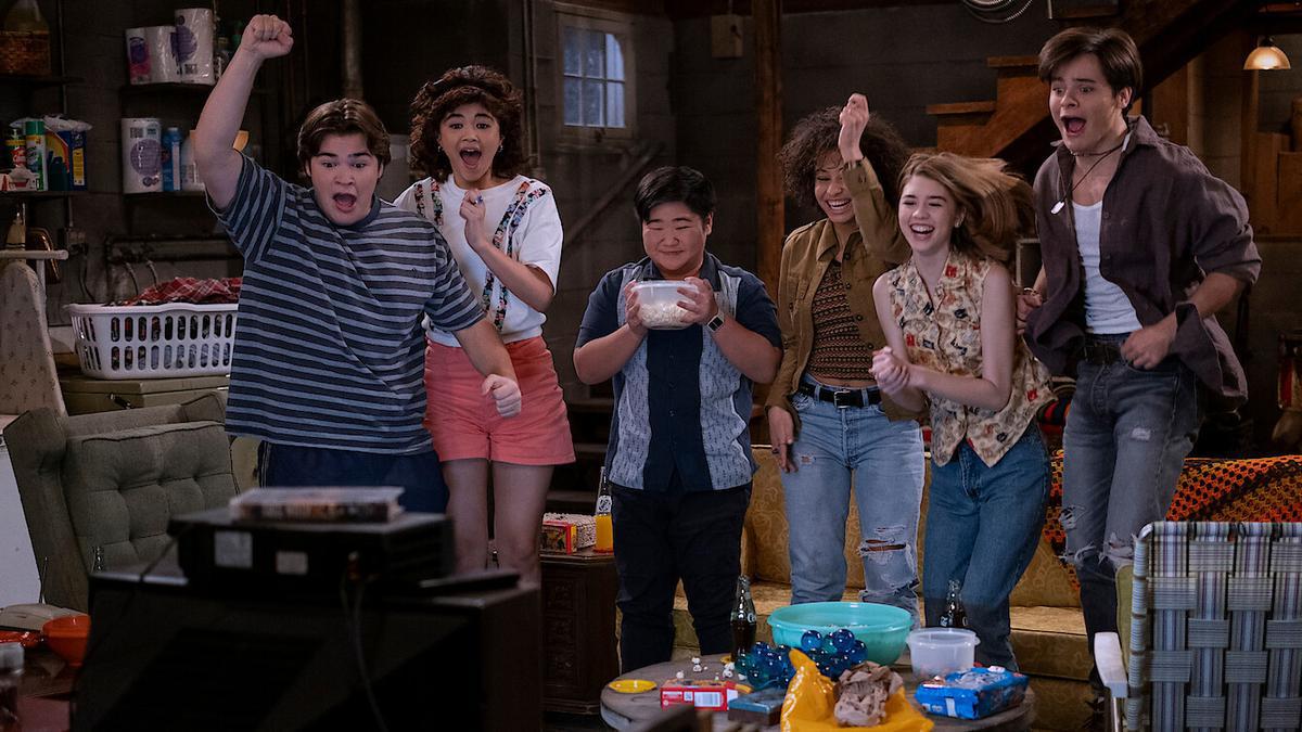 Netflix: That’s ‘90s Show/P2 - 27 de junio Kitty y Red Forman reciben a una nueva generación de adolescentes en su sótano cuando su nieta Leia decide pasar el verano en Wisconsin.