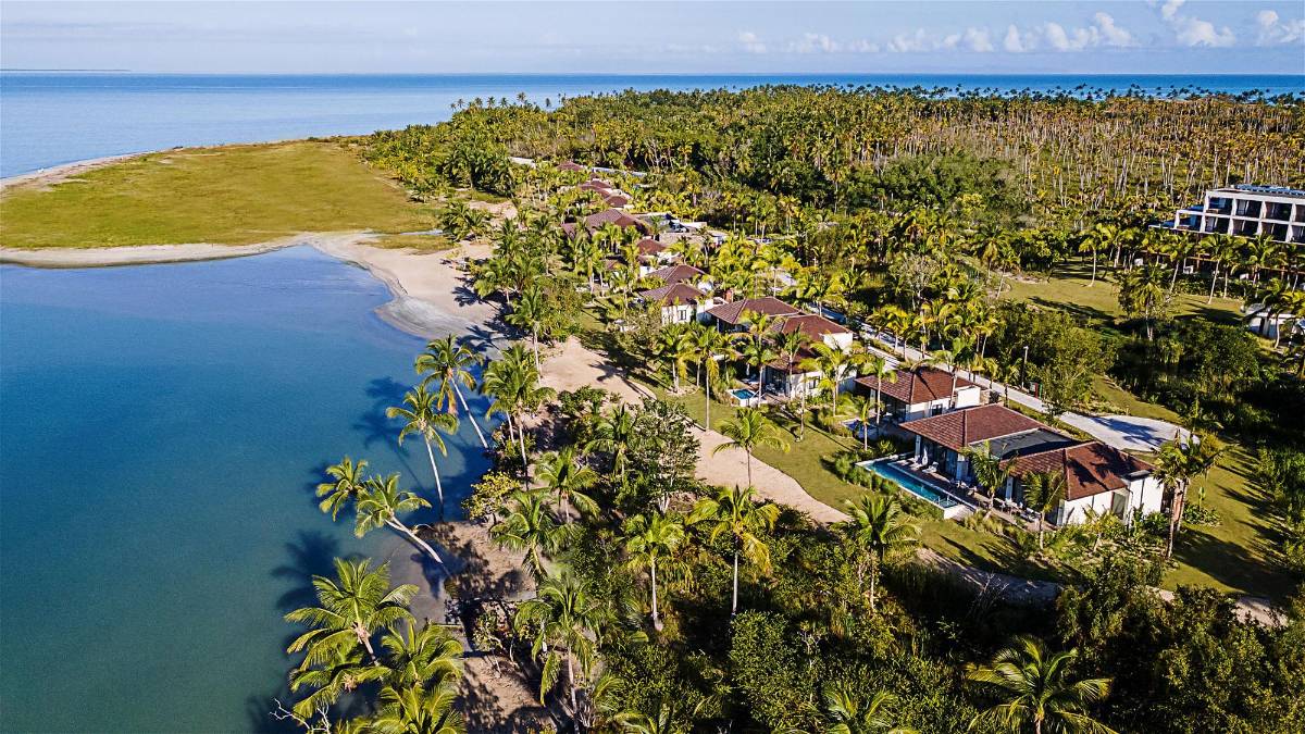 Zemi Miches cuenta con 496 habitaciones, suites y bungalows; 17 restaurantes, bares y lounges; múltiples piscinas y más de 800 metros de playa frente a Playa Esmeralda.
