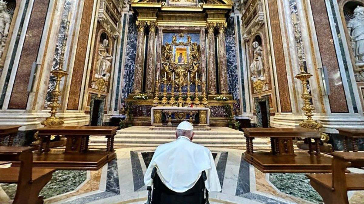El Papa Francisco rezando frente a la imagen de la Salus Populi Romani.