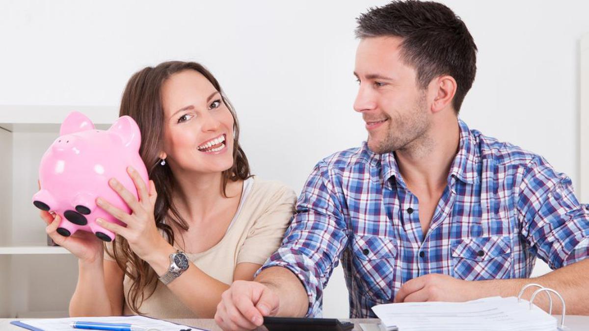 <b>6. Mejorar la Salud Financiera</b> Establece metas financieras alcanzables, como ahorrar una pequeña cantidad cada mes o reducir gastos innecesarios. Este enfoque gradual puede mejorar significativamente tu salud financiera a lo largo del tiempo.