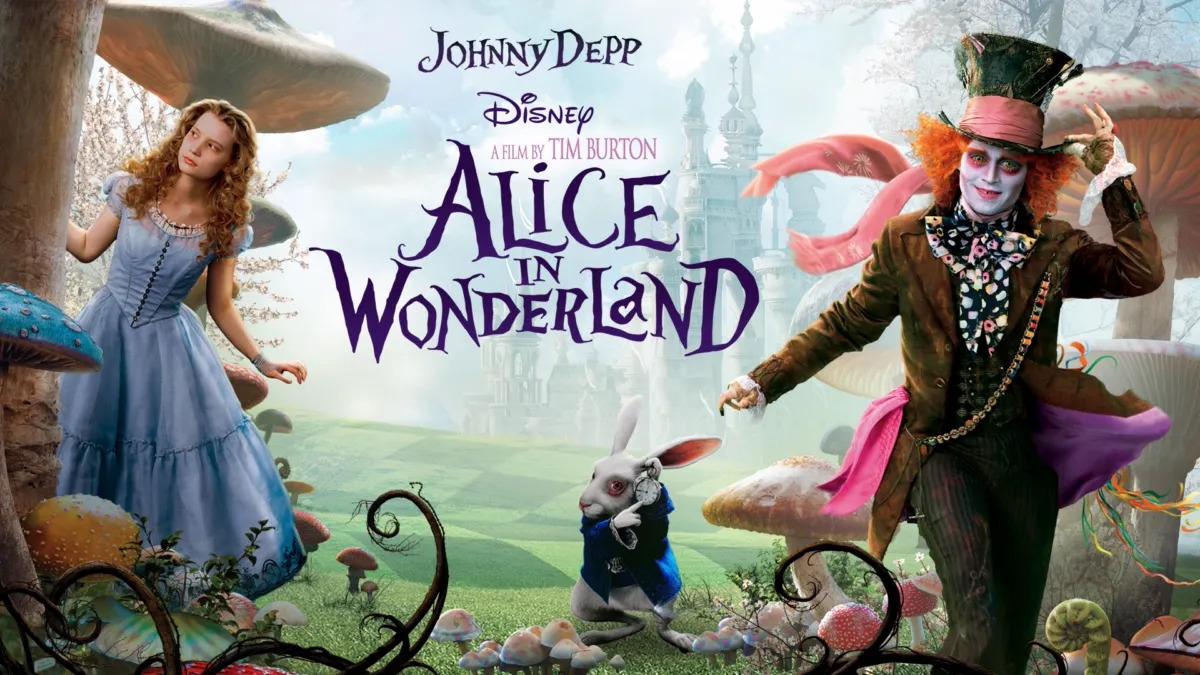  Alicia en el país de las maravillas de 2010 tiene todo lo que hace que una película de Tim Burton sea tan única: diseños de personajes encantadores pero extraños, una estética gótica victoriana y decorados surrealistas exquisitamente detallados. Lo más destacado de la película son sus personajes principales. El Sombrerero Loco de Johnny Depp, con su rostro pálido, ojos verdes brillantes y cabello rizado de color naranja, parece un payaso enloquecido, mientras que la Reina Roja de Helena Bonham Carter tiene una cabeza gigante. Tweedledee y Tweedledum, con sus espeluznantes ojos hundidos y sus cuerpos redondos sostenidos por piernas diminutas y delgadas.