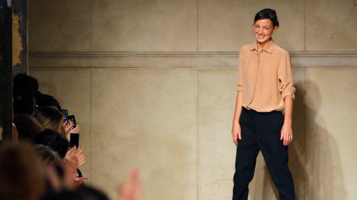 Admiro a Phoebe Philo, porque logra transformar el minimalismo en un lenguaje de elegancia atemporal y sofisticada. También me inspiran figuras como Rosie Huntington-Whiteley y Victoria Beckham, que reflejan ese estilo limpio, moderno y versátil.