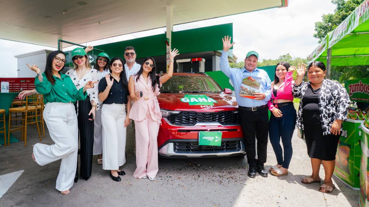 José de Jesús Solórzano, primer ganador de “Ahorrá y Ganá” con Puma Pris, recibió oficialmente su KIA Sonet en la estación Puma La Quinta, en El Progreso, Yoro.