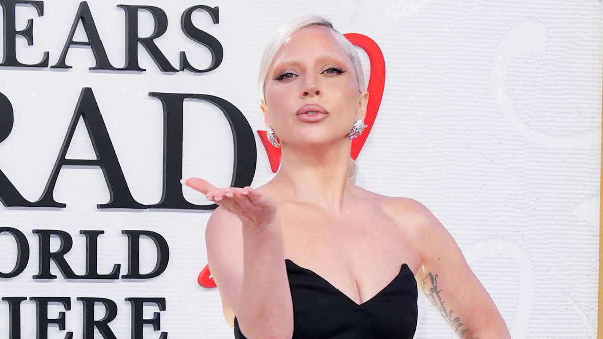La aparición de Lady Gaga es memorable por su interpretación de “Shape of a Woman” en una escena ambientada en la Semana de la Moda de Milán. Antes de cantar, la artista protagoniza un tenso cara a cara con Miranda que deja ver un conflicto entre ambas.