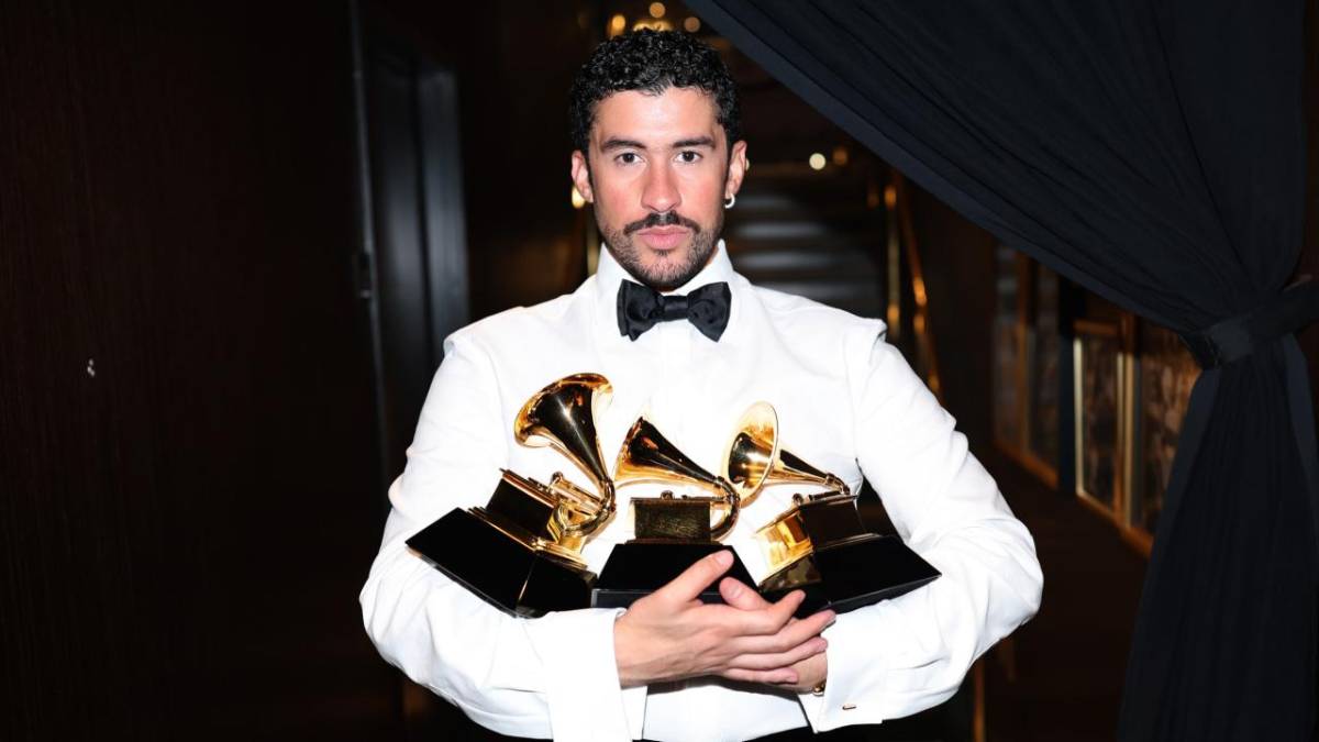 Benito se llevó tres premios durante los Grammy 2026: Mejor Música Fusión Mundial, Mejor Álbum de Música Urbana y Mejor Álbum del Año.