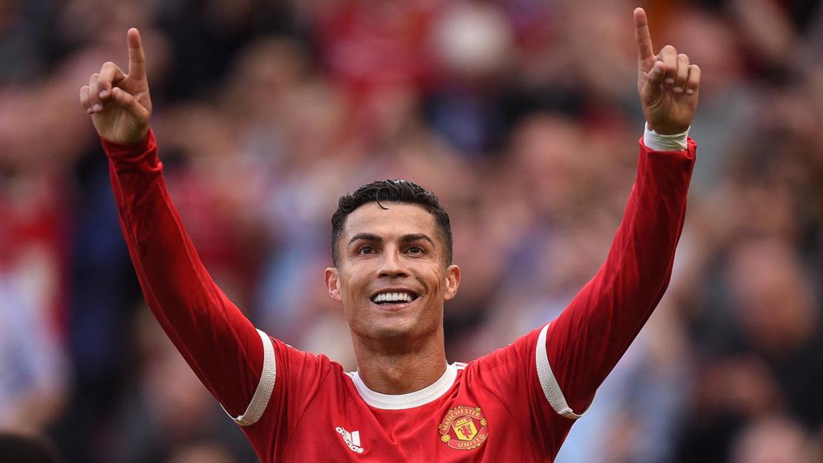 Por supuesto vamos a comenzar con el Capitán Cristiano Ronaldo, uno de los que ha cautivado con su talento futbolístico. Es portugués y juega en la posición de delantero, hace poco tuvo que salir del Manchester United y se rumora que ha sido fichado por el Al-Nassr en Arabia Saudita. Así que, si quieres ver a CR7 en la próxima temporada, síguelo en su Instagram, si aun no lo has hecho, @cristiano.
