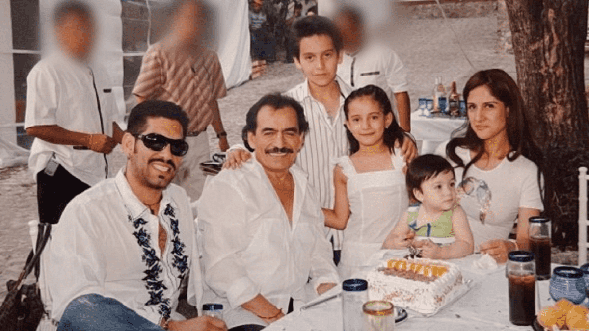 Joan Sebastian tuvo diferentes relaciones de las cuales procreó 8 hijos y, desafortunadamente, tres han fallecido.