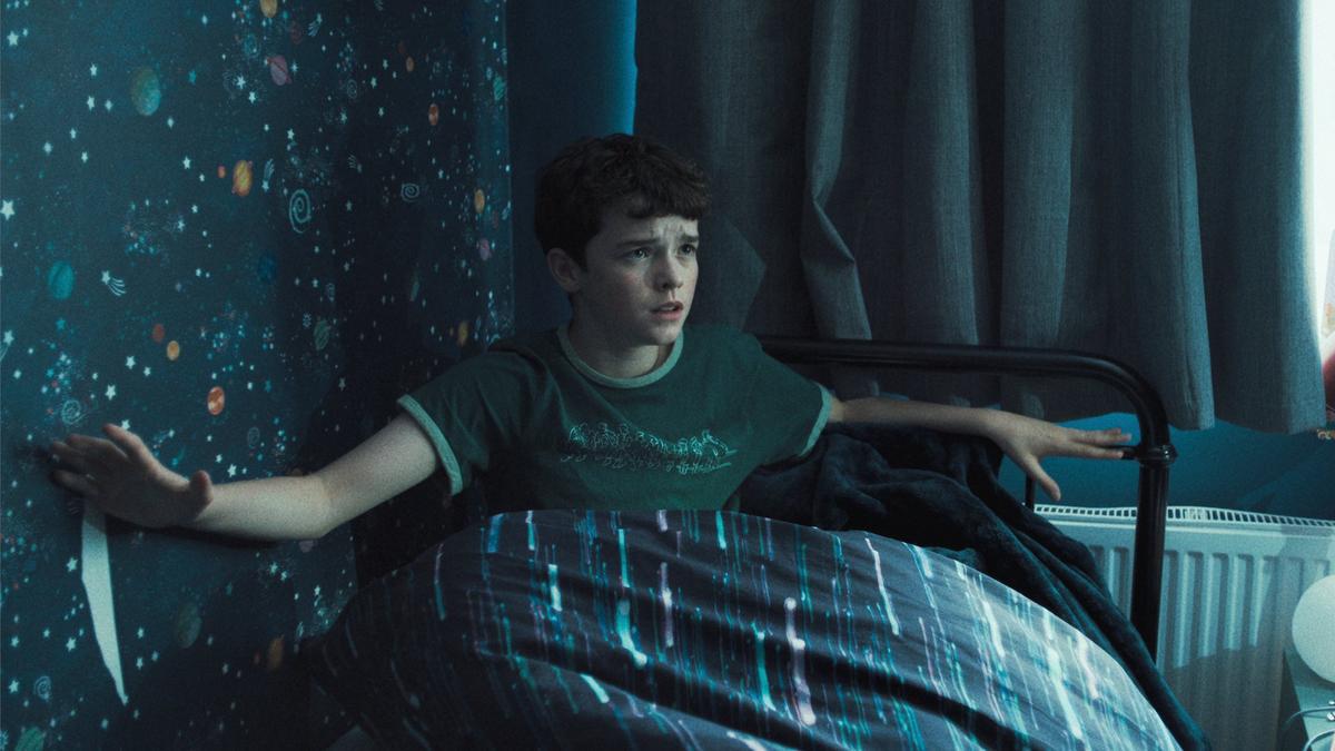 Aunque “Adolescence” no se basa en una historia real específica, se inspira en el aumento de la violencia juvenil en el Reino Unido y en la influencia de la cultura “incel” en línea. La serie aborda cómo estas dinámicas pueden radicalizar a jóvenes vulnerables.